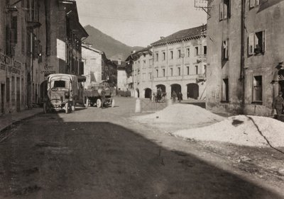 アルバム "Meine weltkriegs - Erinnerungen South-West Front (Carinthia, Italien, South Tyrol) (私の世界大戦-南西戦線の記憶（カリンシア、イタリア、トレンティーノ・アルト・アディジェ）1915/03/1931-12/11/1918 - Josef Zohles Wien ": トルメゾ広場（モノクロ写真 作： Josef Zohles