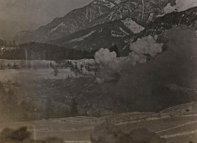 アルバム "Meine weltkriegs - Erinnerungen South-West Front (Carinthia, Italien, South Tyrol) (私の世界大戦-南西戦線の思い出（カリンシア、イタリア、トレンティーノ・アルト・アディジェ）1915/03/1931-12/11/1918 - Josef Zohles Wien ": 爆撃（白黒写真 作： Josef Zohles
