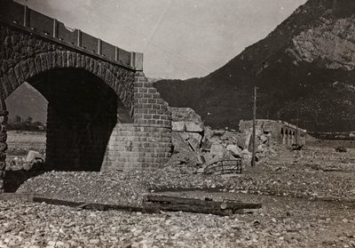 アルバム "Meine weltkriegs - Erinnerungen South-West Front (Carinthia, Italien, South Tyrol) (私の世界大戦-南西戦線の記憶（カリンシア、イタリア、トレンティーノ・アルト・アディジェ）1915年3月31日-1918年11月19日 - Josef Zohles Wien ": トルメッツォの橋（モノクロ写真 作： Josef Zohles