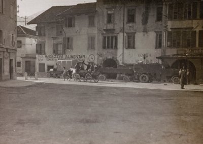 アルバム「Meine weltkriegs - Erinnerungen South-West Front (Carinthia, Italien, South Tyrol) (私の世界大戦-南西戦線の思い出（カリンシア、イタリア、トレンティーノ・アルト・アディジェ）1915/03/1915-12/11/1918 - Josef Zohles Wien ": 広場での軍事手段 作： Josef Zohles