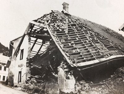 アルバム "Meine weltkriegs - Erinnerungen South-West Front (Carinthia, Italien, South Tyrol) (私の世界大戦-南西戦線の思い出（カリンシア、イタリア、トレンティーノ・アルト・アディジェ）1915年3月31日-1918年11月19日 - Josef Zohles Wien ": Ugovizの家の瓦礫 作： Josef Zohles