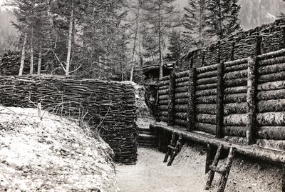 アルバム "Meine weltkriegs - Erinnerungen South-West Front (Carinthia, Italien, South Tyrol) (私の世界大戦-南西戦線の記憶（カリンシア、イタリア、トレンティーノ・アルト・アディジェ）1915/03/1931-12/11/1918 - Josef Zohles Wien ": Barriere aus Holzscheite in 作： Josef Zohles