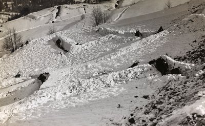 アルバム "Meine weltkriegs - Erinnerungen South-West Front (Carinthia, Italien, South Tyrol) (私の世界大戦-南西戦線の思い出（カリンシア、イタリア、トレンティーノ・アルト・アディジェ）1915年3月31日-1918年11月19日 - Josef Zohles Wien ": 雪の中の塹壕（モノクロ写真 作： Josef Zohles
