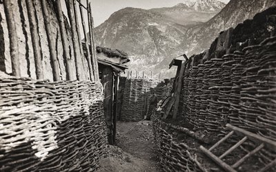 アルバム "Meine weltkriegs - Erinnerungen South-West Front (Carinthia, Italien, South Tyrol) (私の世界大戦-南西戦線の思い出（カリンシア、イタリア、トレンティーノ・アルト・アディジェ）1915/03/1931-12/11/1918 - Josef Zohles Wien ": トレンチ（モノクロ写真 作： Josef Zohles