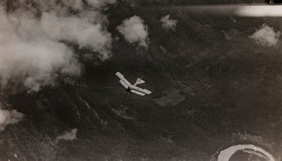 アルバム "Meine weltkriegs - Erinnerungen South-West Front (Carinthia, Italien, South Tyrol) (私の世界大戦-南西戦線の記憶（カリンシア、イタリア、トレンティーノ・アルト・アディジェ）1915年3月31日-1918年11月19日 - Josef Zohles Wien ": オーストリアの飛行機が上空を飛ぶ 作： Josef Zohles