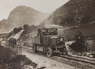 アルバム "Meine weltkriegs - Erinnerungen South-West Front (Carinthia, Italien, South Tyrol) (私の世界大戦-南西戦線の記憶（カリンシア、イタリア、トレンティーノ・アルト・アディジェ）1915年3月31日-1918年11月19日 - Josef Zohles Wien ": 沿線の軍用車両。 作： Josef Zohles