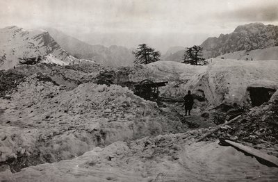 アルバム "Meine weltkriegs - Erinnerungen South-West Front (Carinthia, Italien, South Tyrol) (私の世界大戦-南西戦線の記憶（カリンシア、イタリア、トレンティーノ・アルト・アディジェ）1915年3月31日-1918年11月19日 - Josef Zohles Wien ": 雪の中の塹壕。 作： Josef Zohles