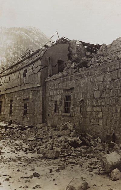 アルバム "Meine weltkriegs - Erinnerungen South-West Front (Carinthia, Italien, South Tyrol) (私の世界大戦-南西戦線の記憶（カリンシア、イタリア、トレンティーノ・アルト・アディジェ）1915/03/1931-12/11/1918 - Josef Zohles Wien ": 工場の瓦礫 (白黒写真) 作： Josef Zohles