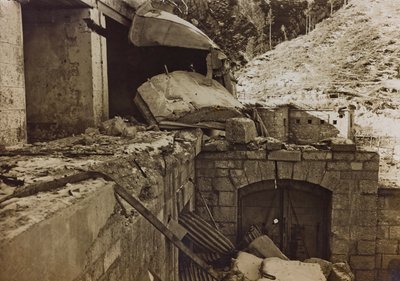 アルバム "Meine weltkriegs - Erinnerungen South-West Front (Carinthia, Italien, South Tyrol) (私の世界大戦-南西戦線の記憶（カリンシア、イタリア、トレンティーノ・アルト・アディジェ）1915/03/1931-12/11/1918 - Josef Zohles Wien ": 工場の瓦礫 (白黒写真) 作： Josef Zohles