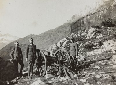 アルバム "Meine weltkriegs - Erinnerungen South-West Front (Carinthia, Italien, South Tyrol) (私の世界大戦-南西戦線の記憶（カリンシア、イタリア、トレンティーノ・アルト・アディジェ）1915年3月31日-1918年11月19日 - Josef Zohles Wien ": 大砲を持った兵士たち（モノクロP 作： Josef Zohles