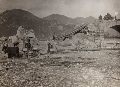 アルバム "Meine weltkriegs - Erinnerungen South-West Front (Carinthia, Italien, South Tyrol) (私の世界大戦-南西戦線の記憶（カリンシア、イタリア、トレンティーノ・アルト・アディジェ）1915/03/1931-12/11/1918 - Josef Zohles Wien ": 橋の上に架かっていた瓦礫 作： Josef Zohles