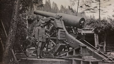 アルバム "Meine weltkriegs - Erinnerungen South-West Front (Carinthia, Italien, South Tyrol) (私の世界大戦-南西戦線の記憶（カリンシア、イタリア、トレンティーノ・アルト・アディジェ）1915年3月31日-1918年11月19日 - Josef Zohles Wien ": 銃を持った兵士（モノクロ写真 作： Josef Zohles