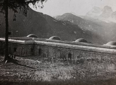 アルバム "Meine weltkriegs - Erinnerungen South-West Front (Carinthia, Italien, South Tyrol) (私の世界大戦-南西戦線の記憶（カリンシア、イタリア、トレンティーノ・アルト・アディジェ）1915年3月31日-1918年11月19日 - Josef Zohles Wien ": イタリアの要塞（モノクロ写真 作： Josef Zohles