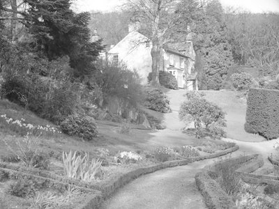 美しい庭園に囲まれた淡い色の建物 作： Joseph Hardman