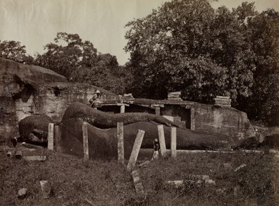 ブッダのパラニルヴァナ（Gal Vihara, Polonnaruva, Ceylon, 1870-1871）。 作： Joseph Lawton