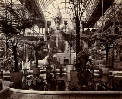 ロンドンのクリスタル・パレス：北側トランセプトの内部、1870年頃（モノクロ写真 作： Joseph Paxton