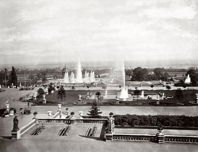 ロンドンのクリスタル・パレス：テラスと噴水、1870年頃（モノクロ写真 作： Joseph Paxton