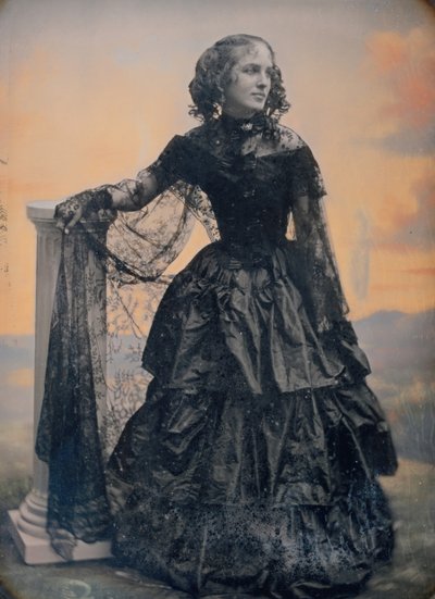 ブラック タフタのドレスとレースのショールを着た女性、カリフォルニア州。 1850年 クリエイター：ジョサイア・ジョンソン・ホーズ、アルバート・サンズ・サウスワース。 作： Josiah Johnson Hawes, Albert Sands Southworth