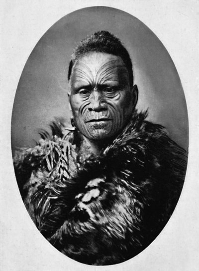 精巧にタトゥーを入れた顔とマントを被ったマオリ族の首長、1902年 作： Josiah Martin