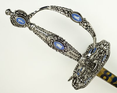 スモールソードの詳細、c.1790（ファセット、バニッシュ、ブルー、ギルディングのスチールと鉄とジャスパーウェア） 作： Josiah Wedgwood