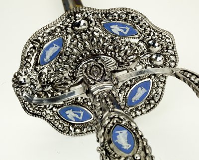 スモールソードの詳細、c.1790（ファセット、バニッシュ、ブルー、ギルディングのスチールと鉄とジャスパーウェア） 作： Josiah Wedgwood