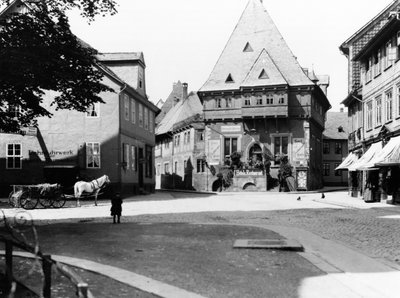 町の広場にある古いホテル、ゴスラー、1910年頃 作： Jousset