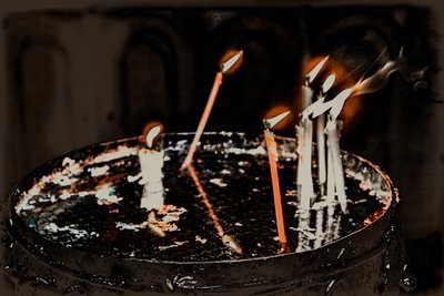灯されたろうそく；聖墳墓教会シリーズより 2016年（写真） 作： ジョイライオンズ