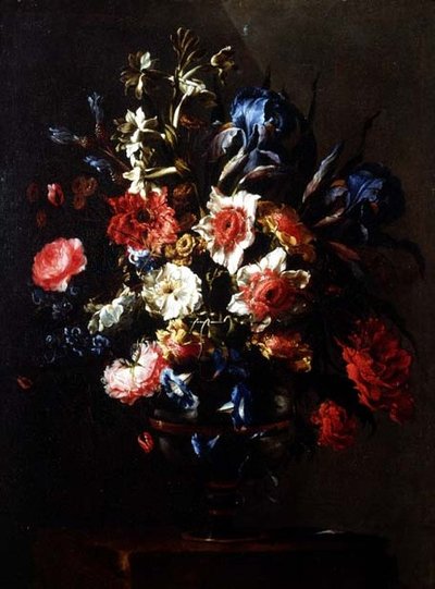アイリス、シャクヤク、コンボルブリなどの花を台座の上の壷に入れたもの 作： Juan de Arellano