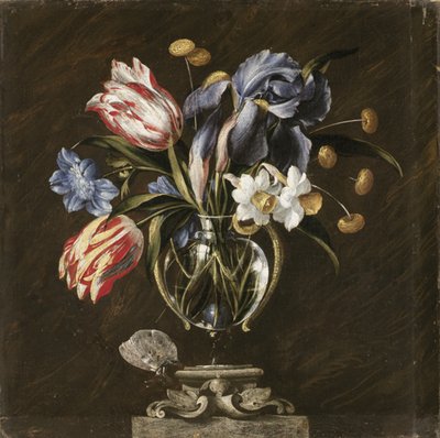 チューリップ、水仙、アイリス、その他の花、彫刻が施されたスタンドのガラスの花瓶に、蝶が 作： Juan de Arellano