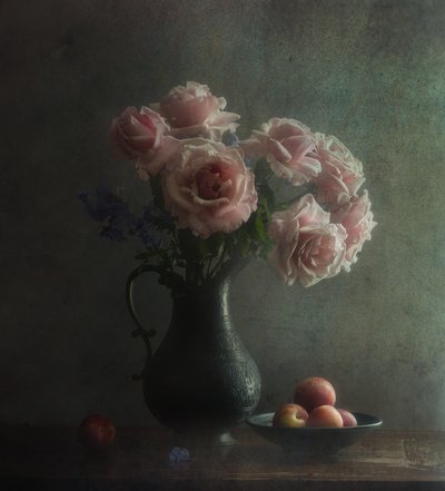 ムーディーなピンクのバラと桃 作： 