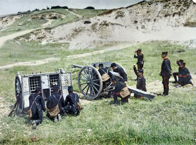 1914年9月、パリ東方のマルヌの戦いにおいて、迫撃砲を持つフランス軍兵士たち 作： Jules Gervais Courtellemont