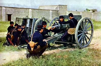 1914年9月、パリ東方のマルヌの戦いの間に迫撃砲を装備したフランスの兵士（オートクローム） 作： Jules Gervais Courtellemont