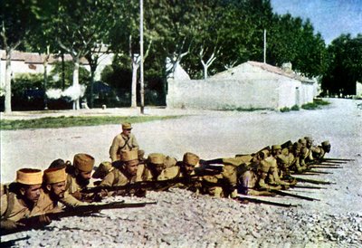 1914年9月、パリ東方のマルヌの戦いの最中にモロッコのライフルマンと村の端にいるフランス人将校（オートクローム） 作： Jules Gervais Courtellemont