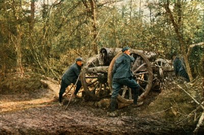1916年9月、ヴェルダンの榴弾砲を装備した森の中の3人のフランス兵（オートクローム） 作： Jules Gervais Courtellemont