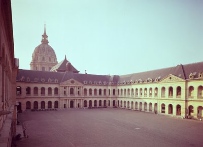 1679〜1706年に建てられたクールドヌール 作： Jules Hardouin Mansart
