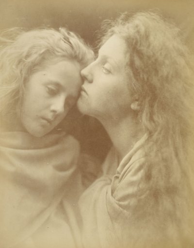 （「The Kiss of Peace」  - 『平和のキス』）  - メアリー・アン・ヒリアー（およびフローレンス・アンソン？） 作： Julia Margaret Cameron