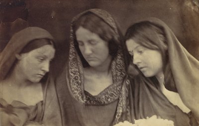 1865年、エルサレムの娘たち。 作： Julia Margaret Cameron