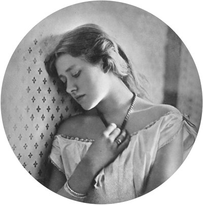 16歳のエレン・テリー 作： Julia Margaret Cameron