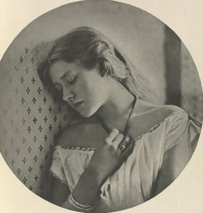 エレン・テリー、16歳のとき 作： Julia Margaret Cameron