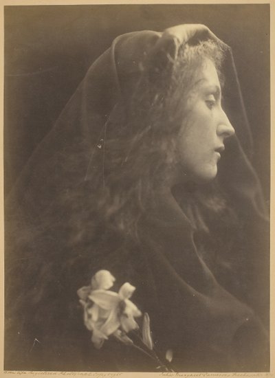 墓場の天使」1869年 作： Julia Margaret Cameron
