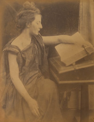 [本を読むローブを着た女性」1870年 作： Julia Margaret Cameron