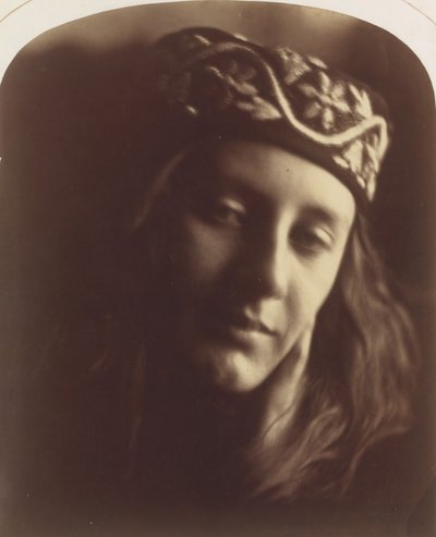 ゾーイ、アテネの乙女、1866年。 作： Julia Margaret Cameron