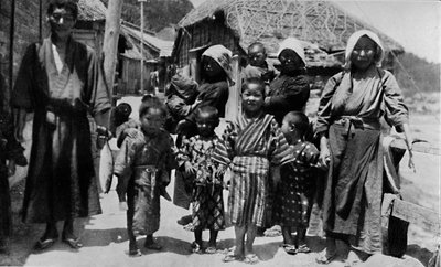 なぶとの若い漁師の大家族、9人の子供、c1900、1921 作： Julian Leonard Street