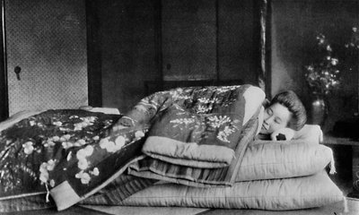 家政婦のサキは、キルトの着物の下に硬い枕を敷いたマットレスの上で眠ります。c1900、1921 作： Julian Leonard Street