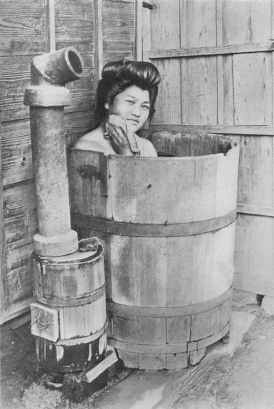 お風呂は木炭ストーブが付いた大きな樽です。しばしば戸外で、c1900、1921 作： Julian Leonard Street