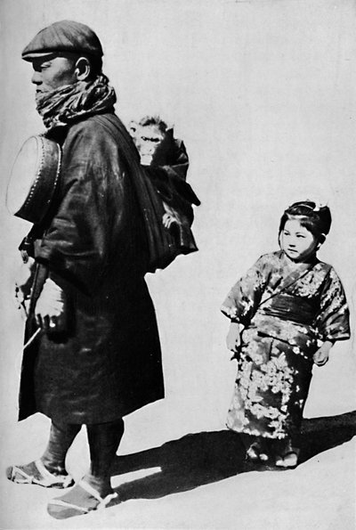 彼の太鼓と猿で彼は私たちの古いスタイルのオルガングラインダー、c1900、1921に相当する日本です。 作： Julian Leonard Street