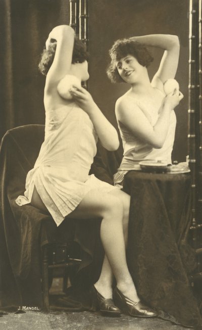 ドレッシングテーブルの女の子 作： Julian Mandel