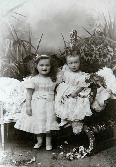19世紀後半のロシアの大公爵夫人オルガニコラエフナとタチアナニコラエフナ 作： K. von Hahn