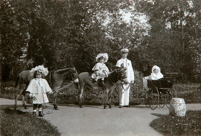 大公爵夫人オルガ、タチアナ、マリアオブロシア、ツァールスコエセロー、ロシア、c1899-c1900 作： K. von Hahn