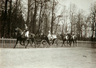 20世紀初頭の馬車の中のロシア皇帝ニコラス2世と皇帝アレクサンドラフョードロヴナ 作： K. von Hahn